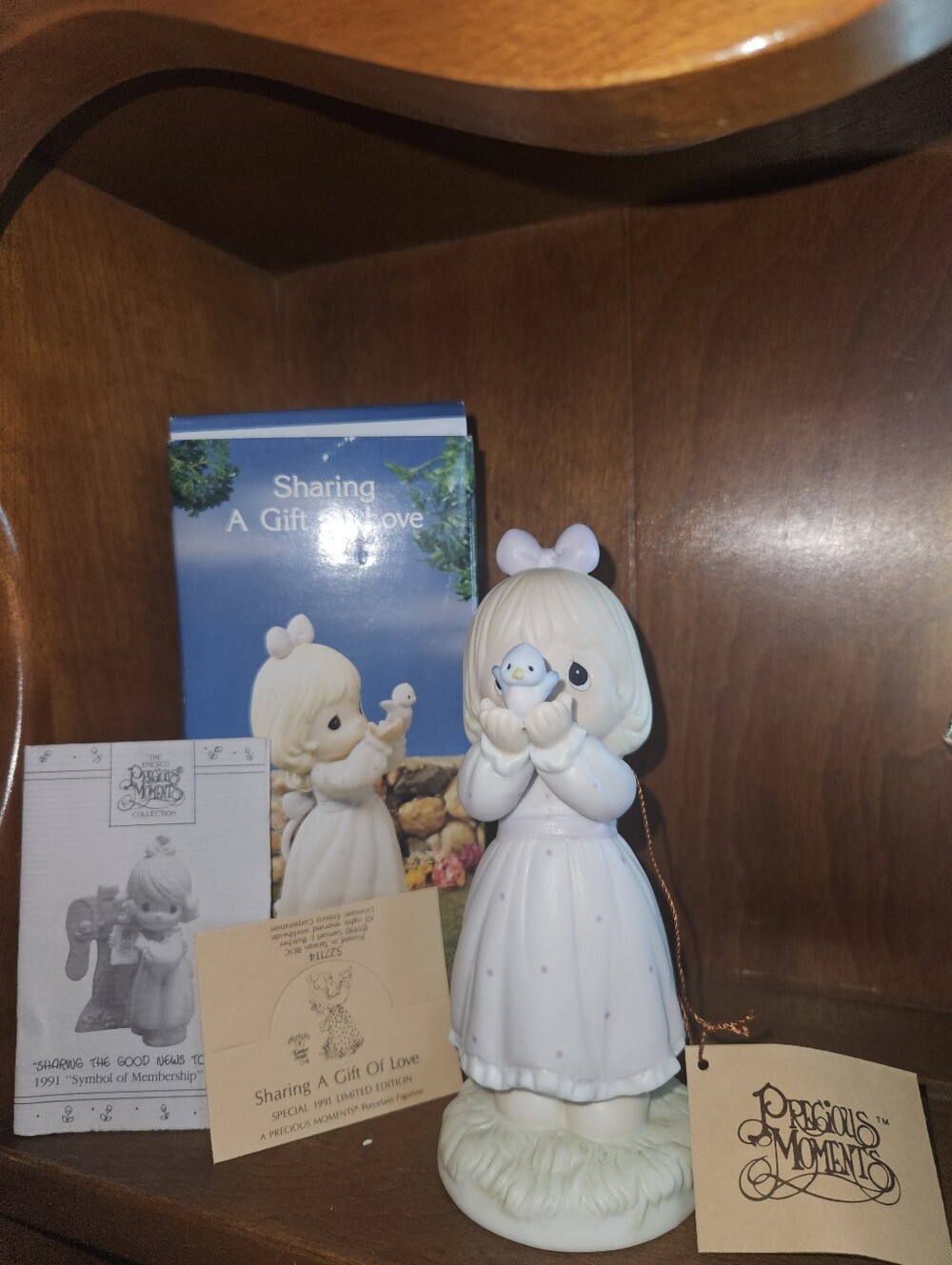 Precious Moments Sharing A Gift Of Love 1991 Commemorative Figurine New In Box